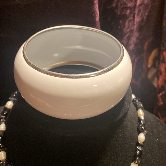Black and white beaded Multi strand necklace with twist closure. Bracelet - Picture 5 of 10